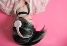 Czy słuchawki nauszne psują słuch?