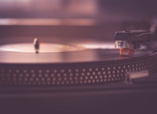 Czy każda płyta główna ma zintegrowaną kartę graficzną?