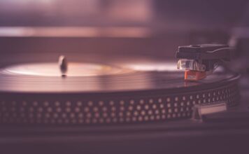 Czy każda płyta główna ma zintegrowaną kartę graficzną?