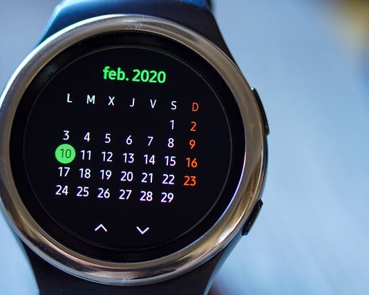 Jak daleko może być smartwatch od telefonu?